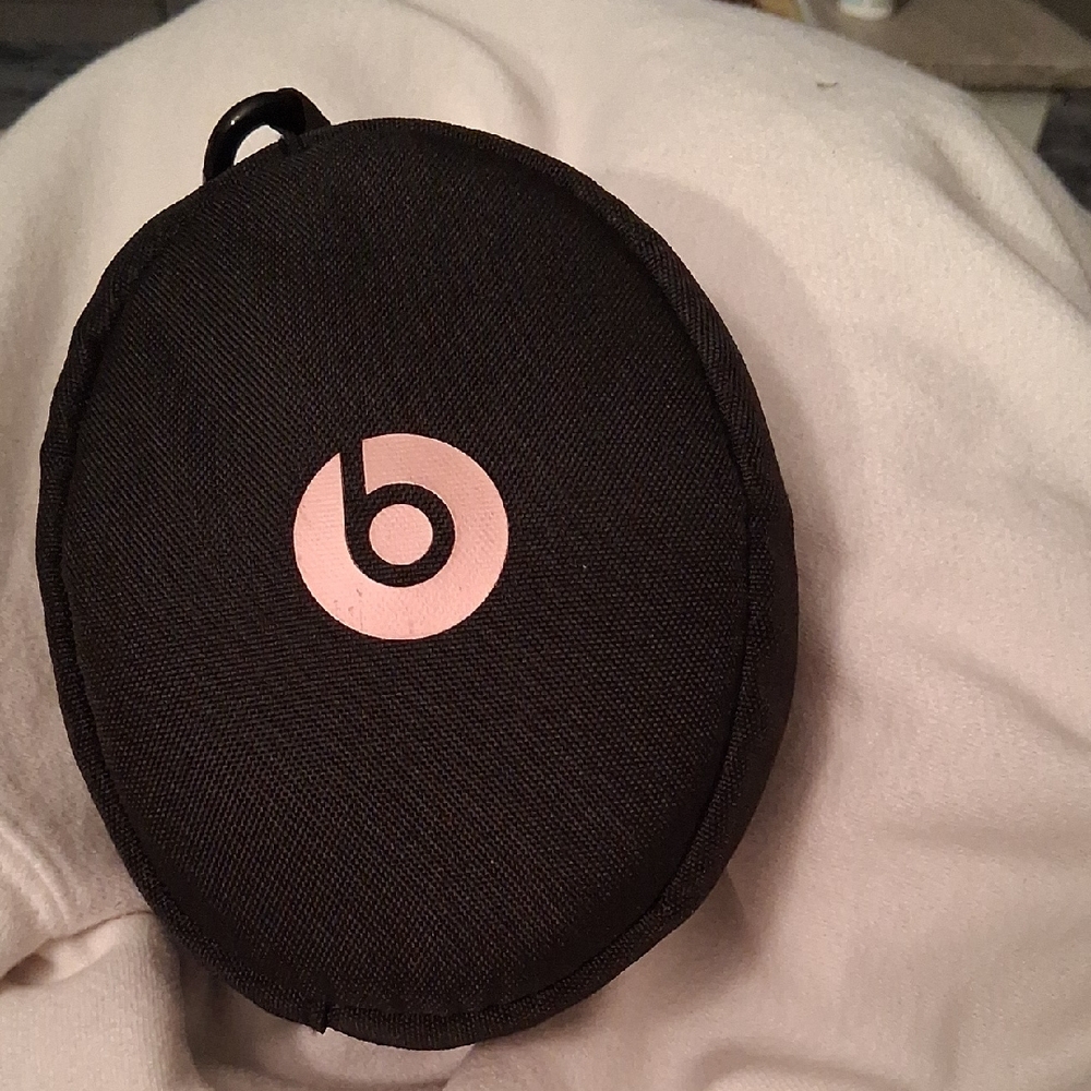Beats Solo 3 Used Few Times. - Picture 4 of 13